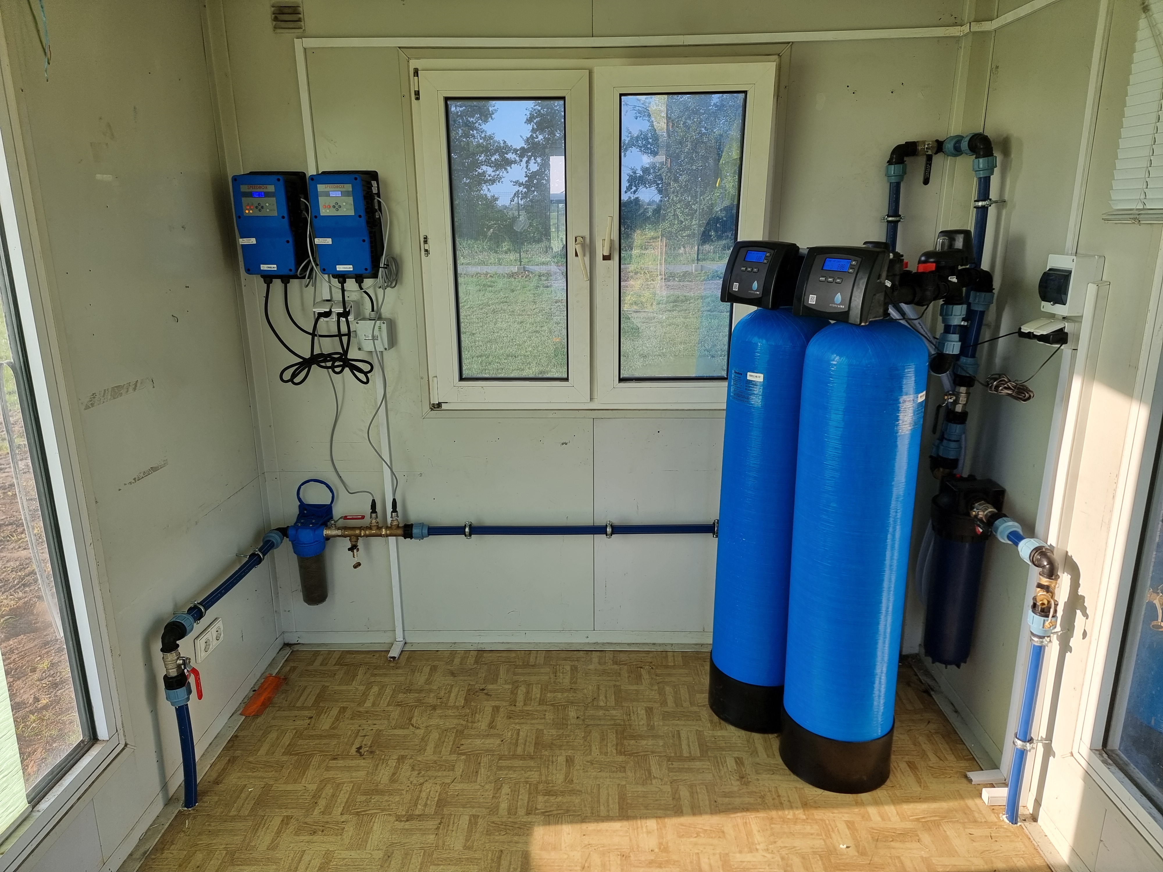 Rdzawe osady i zapach siarkowodoru? Jak profesjonalnie usunąć żelazo i mangan z wody ze studni