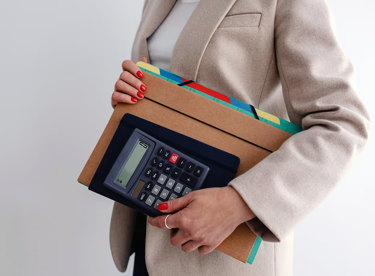 HR-Managerin kalkuliert Lohnnebenkosten 2026 für Personalbudgetplanung.