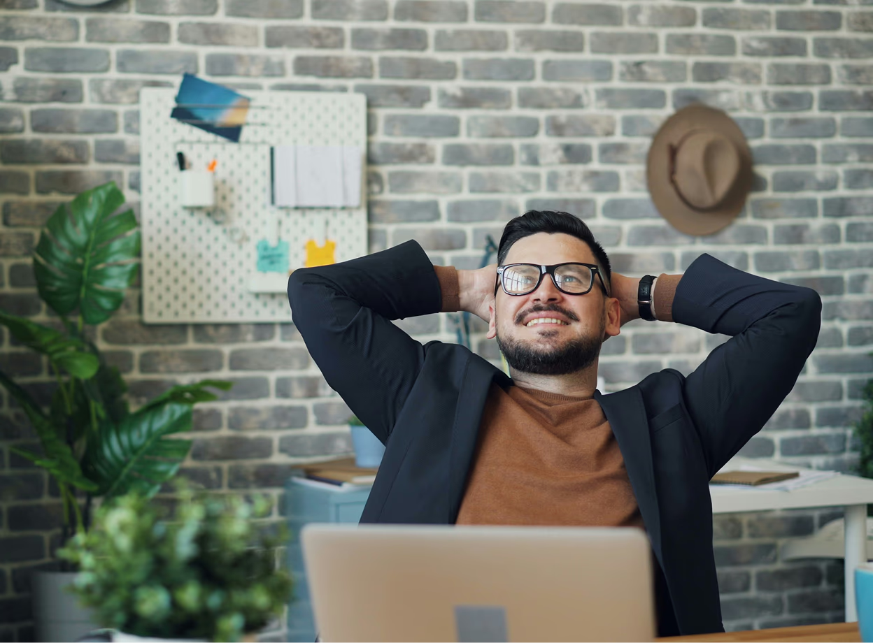 Entspannter Mitarbeiter im Büro. Urlaubsanspruch in Teilzeit rechtssicher umsetzen.