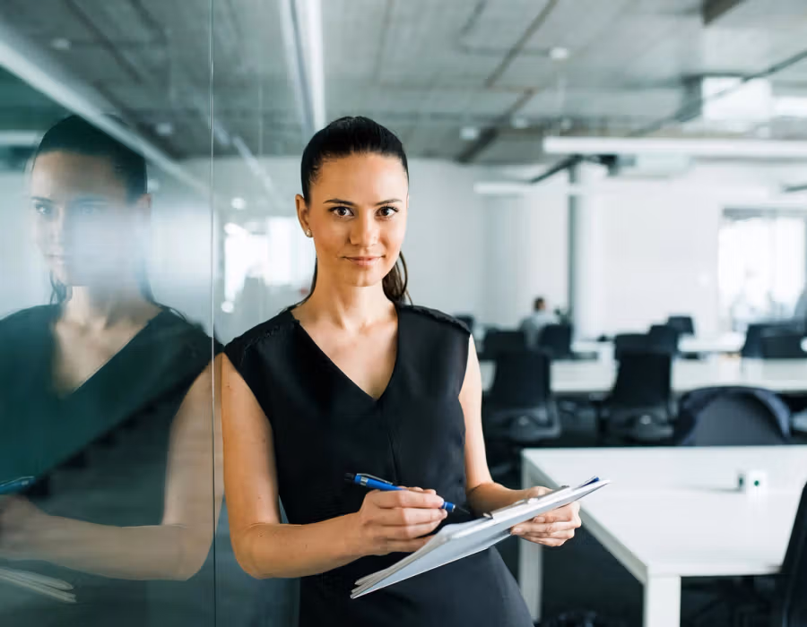 Führungskraft analysiert Projektdaten im Büro – strategisches Controlling zur Steuerung von Auslastung, Budget und Unternehmenszielen.