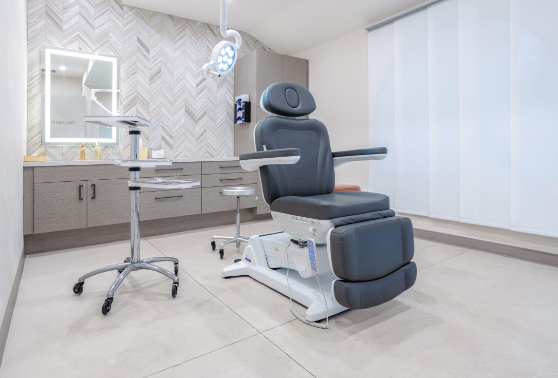 Chalekson Plastic Surgery + Medspa procedure room
