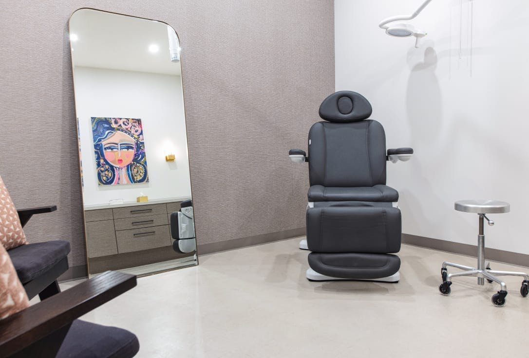 Chalekson Plastic Surgery + Medspa procedure room