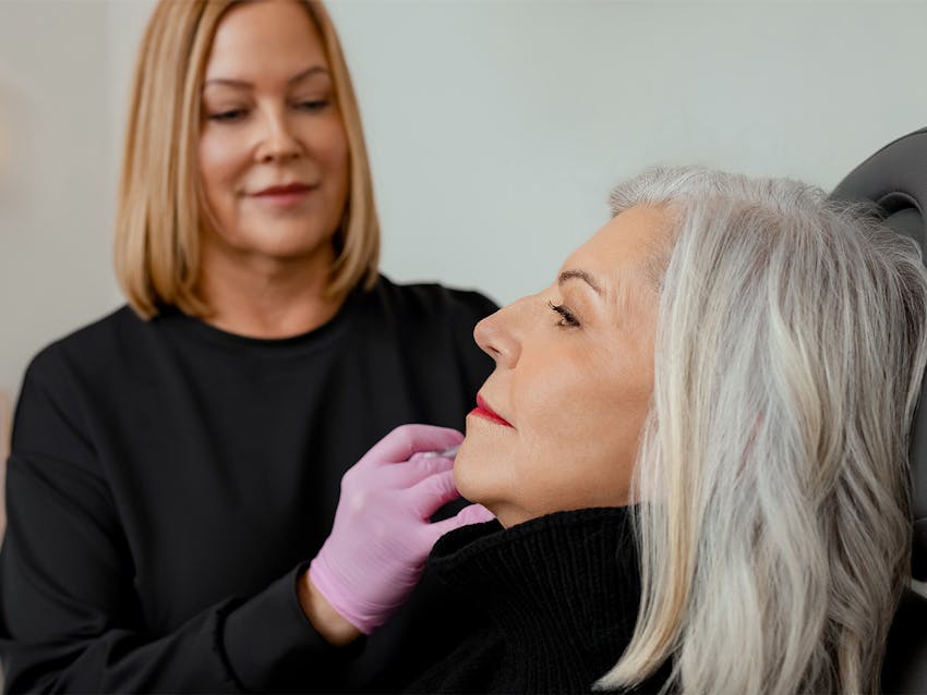 woman receiving a jeuveau injection