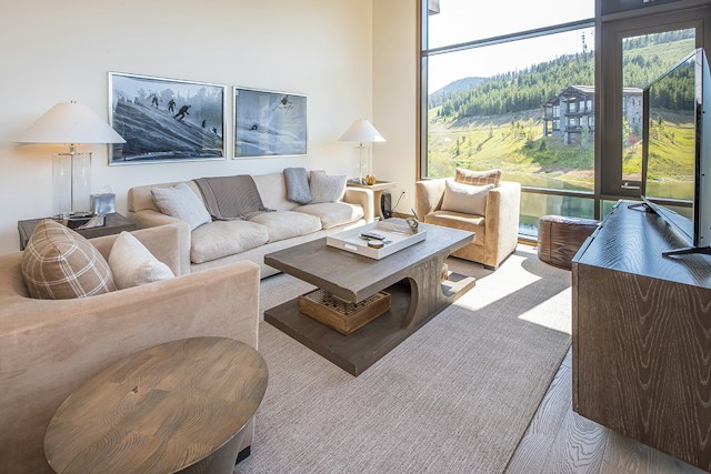 Golf Clubhouse Suite 2 4