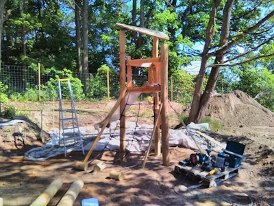 Platsbyggda sarglösningar i robiniaträ