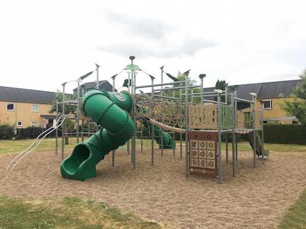 Monterad lekplats i park