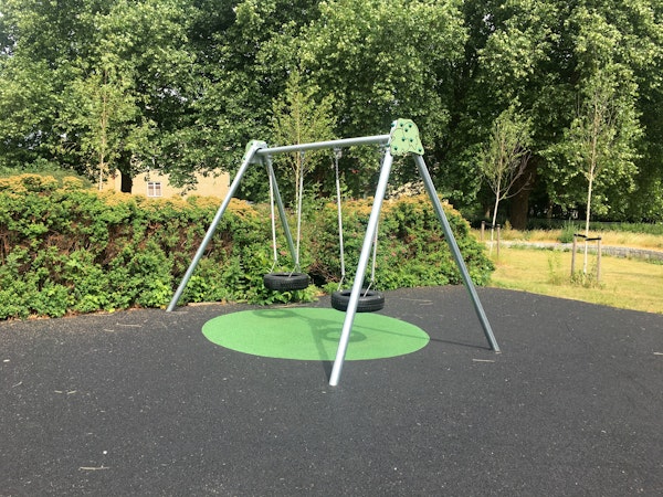 Lekplats med naturmaterial