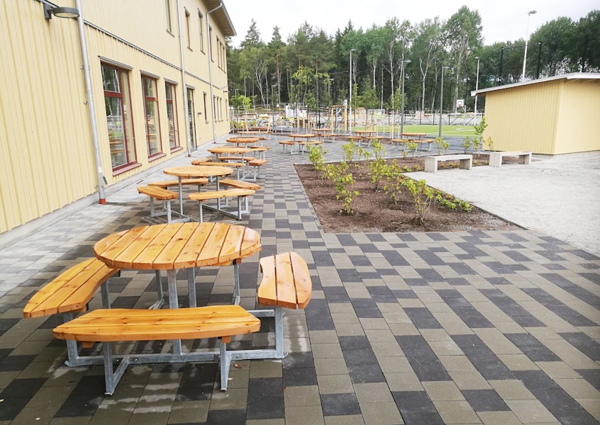 Parkbänkar och möbler