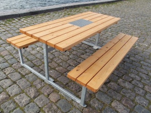 Bänkad 1700 med grillplats - bild 1