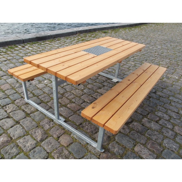 Bänkad 1700 med grillplats