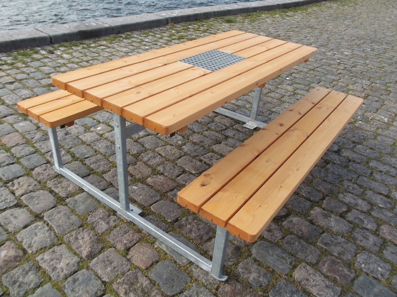 Bänkad 1700 med grillplats