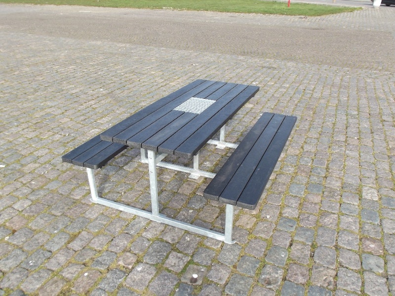 Bänkad 1700 med grillplats - bild 4