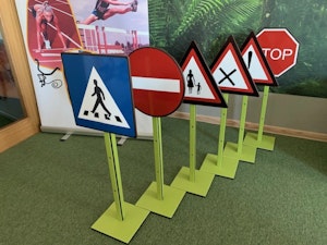 Trafikskyltar - bild 1