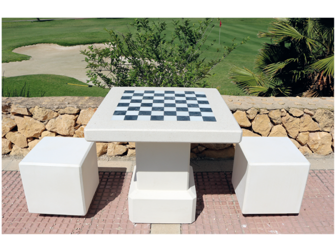 Schackbord med två pallar