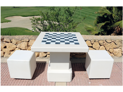 Schackbord med två pallar