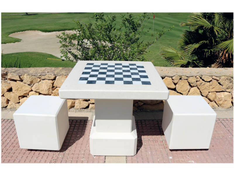 Schackbord med två pallar