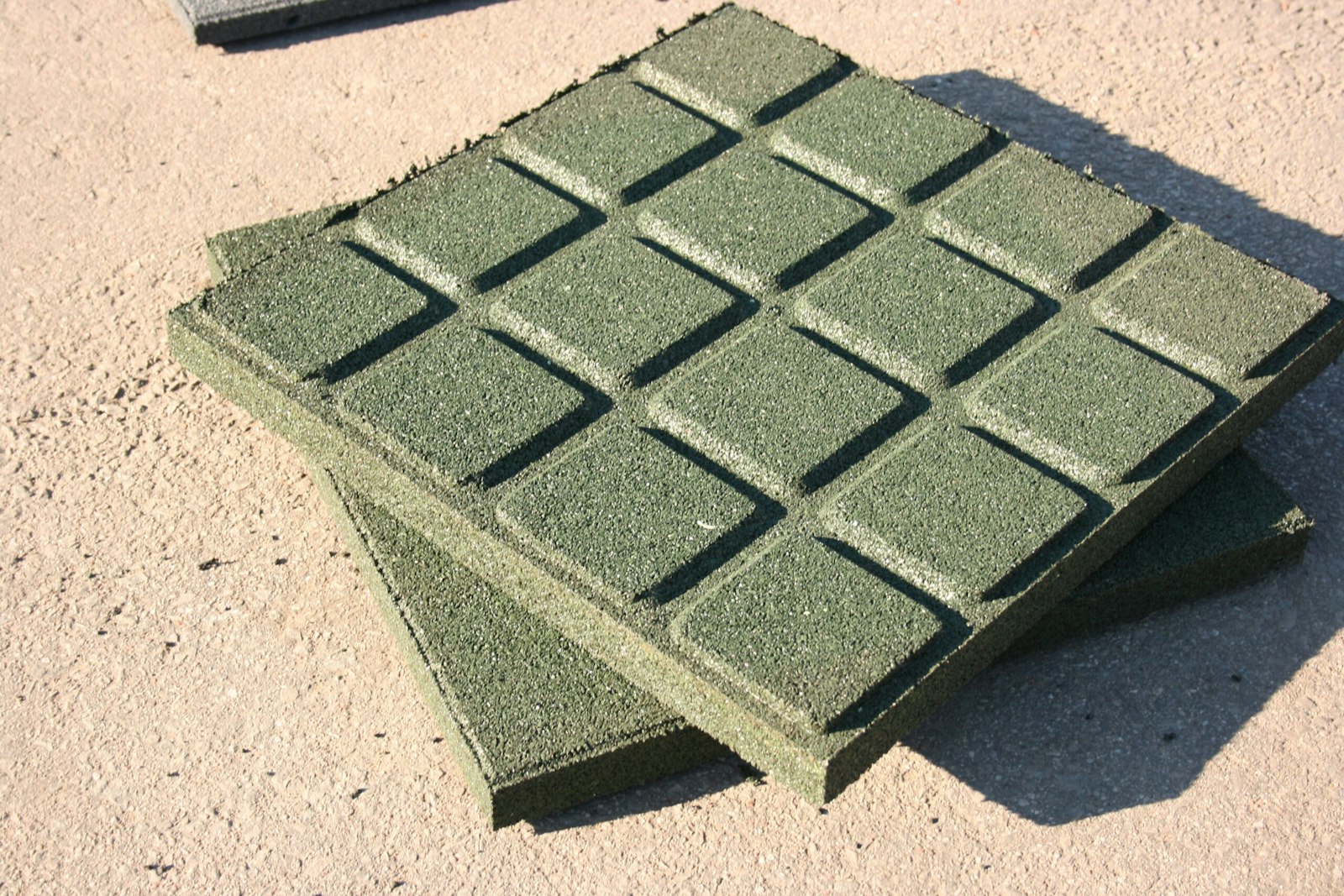 Stötdämpande gummiplatta 500 x 500 mm 70 mm grön/grå (m2)