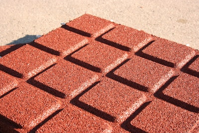 Stötdämpande gummiplatta 500 x 500 mm 80 mm röd/svart (m2)