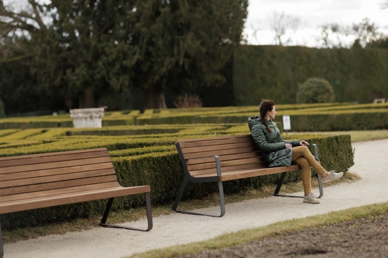 Parkbänk PIRITA med armstöd (1,80 m) - bild 5