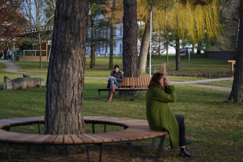 Parkbänk KUNDERI (1,30 m), böjd - bild 5