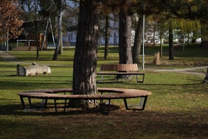 Parkbänk KUNDERI (1,30 m), böjd - bild 3