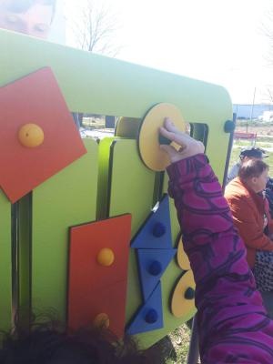 Inkluderande geometrisk lekpanel