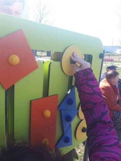 Inkluderande geometrisk lekpanel