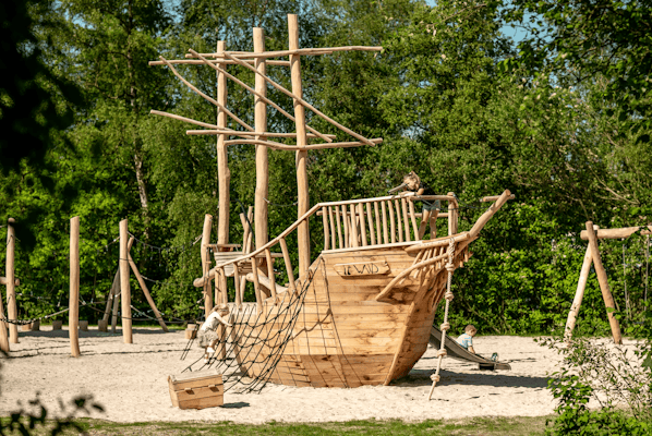 Träkonstruktion för lekplats