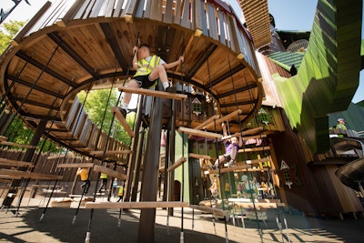 Lekplats i massivt trä