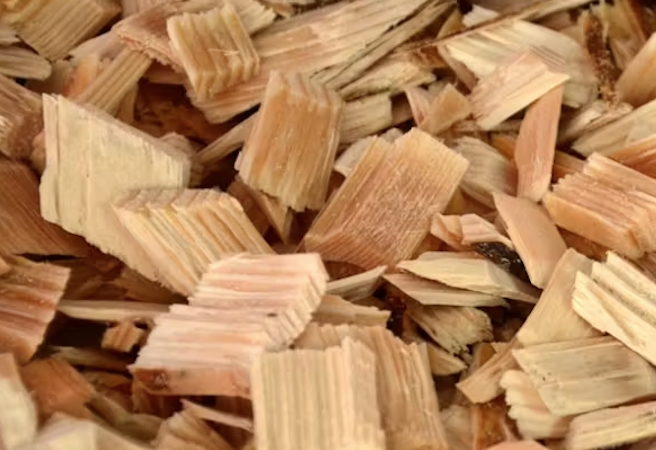 Träflis som fallunderlag på lekplats