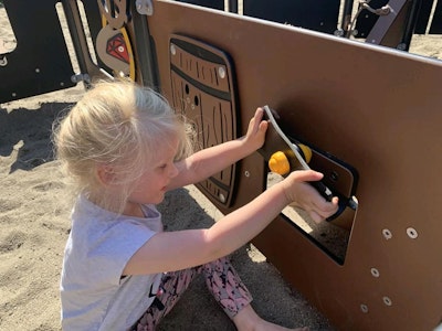 Lekutrustning i park