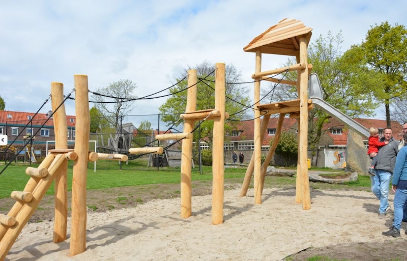 Robinia trädkoja med rutschkana, hög version