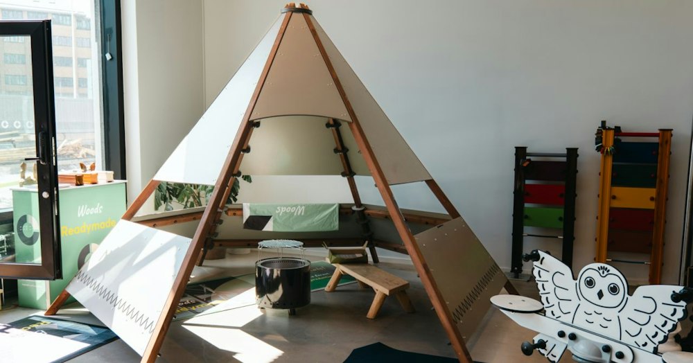 Lekutrustning i trä uppställd i Readymade Docks showroom