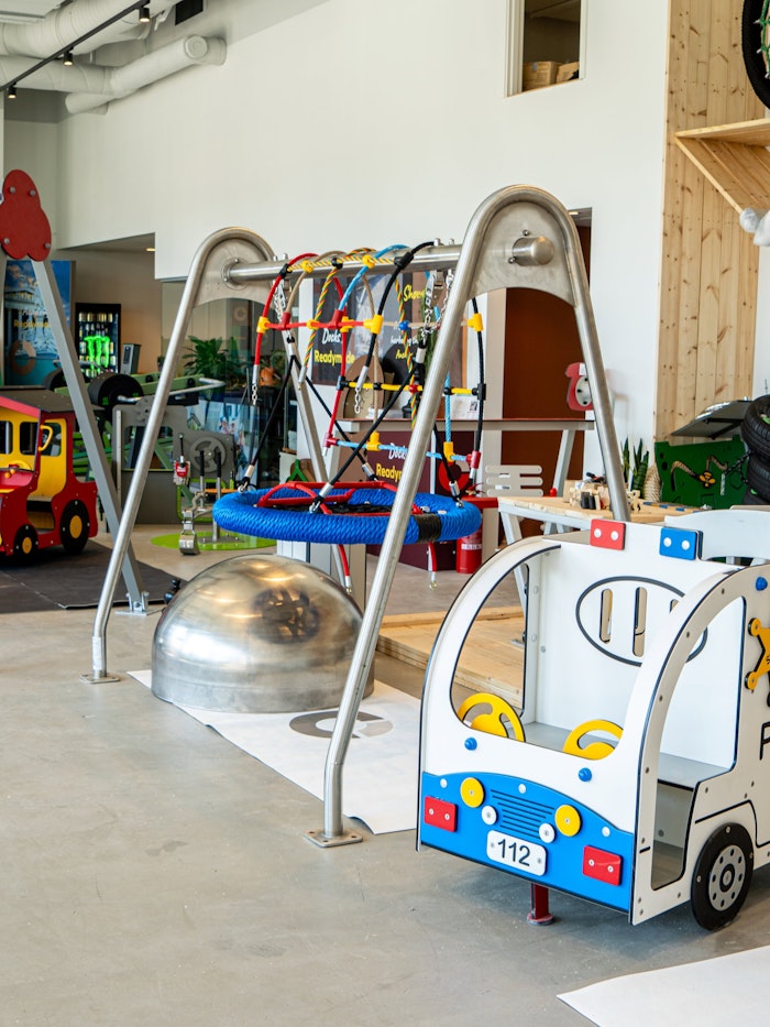 Besökare i Readymade Docks showroom