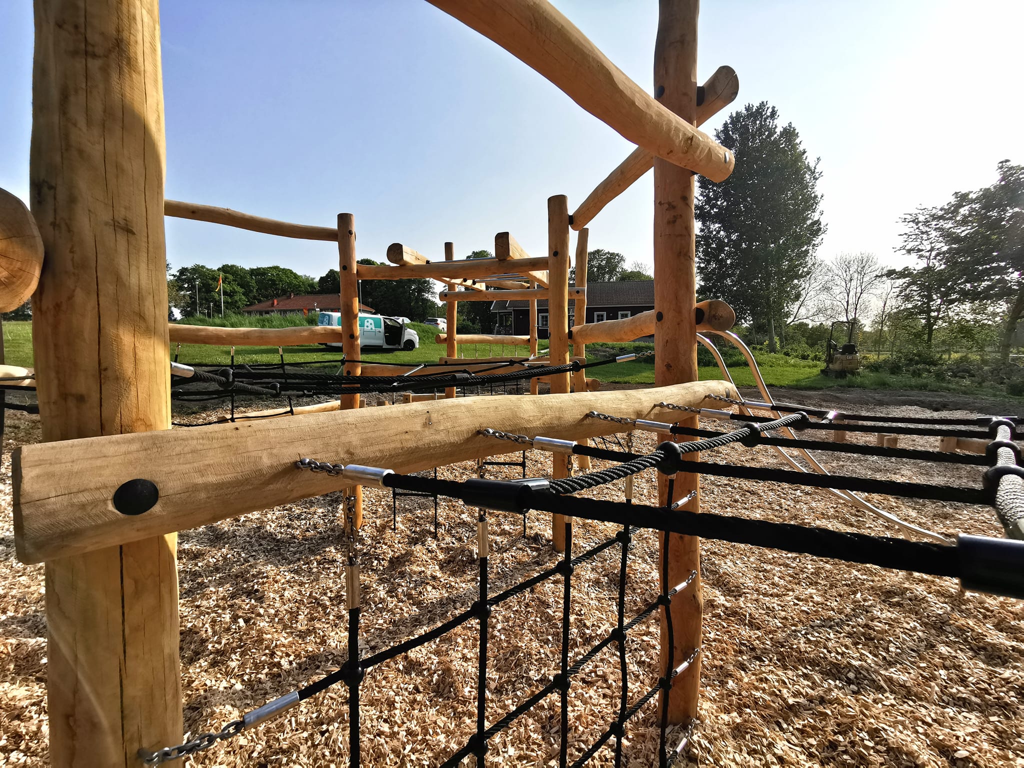 Naturlekplats med lekkonstruktion i robinia