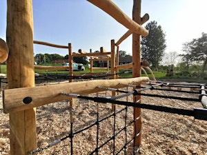 Naturlekplats med lekkonstruktion i robinia