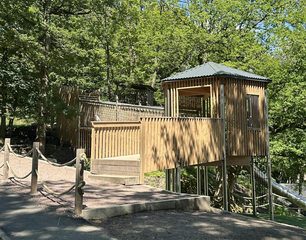 Lekmiljö i trä med sarg runt lekytan