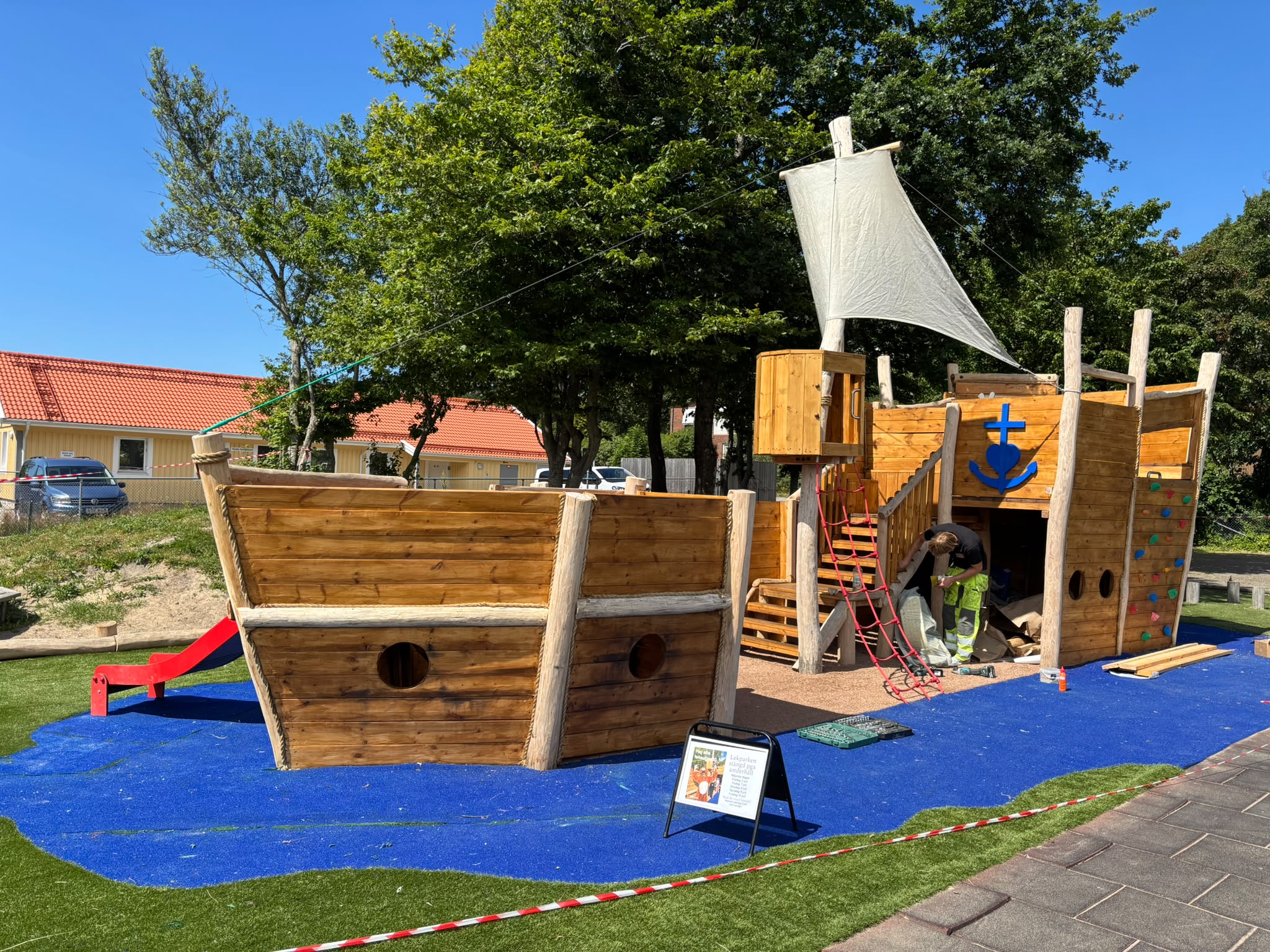 Lekskepp i robinia vid Vallda kyrka