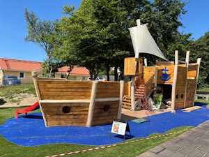 Lekskepp i robinia och trä – Vallda kyrka