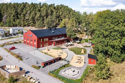 Skolgård med bollplan och lekytor