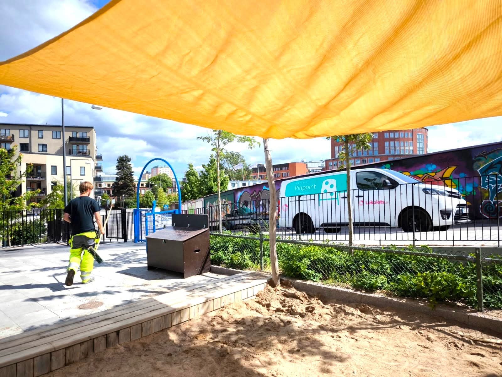 Nyanlagd lekmiljö med solsegel och sandlek