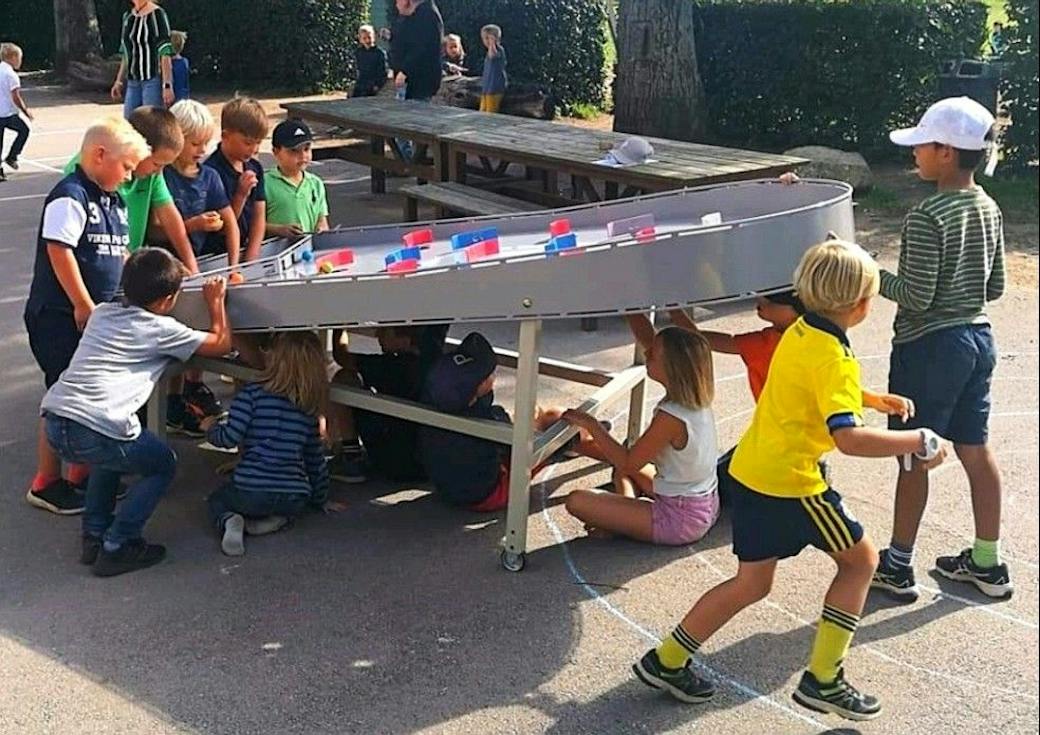 Barn som spelar Pinpoint utomhus