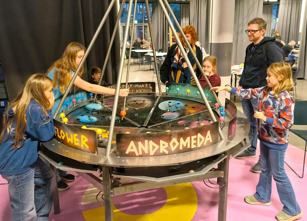 Barn som spelar Galaxy runt spelbordet