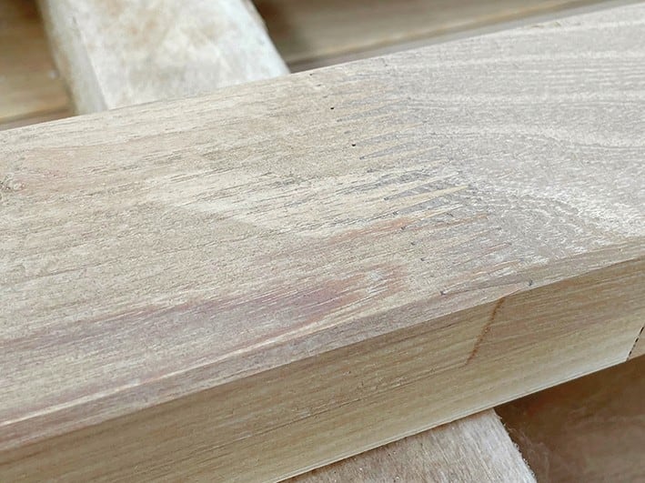 Närbild på hyvlad och fasad regel i robinia med synlig fingerskarv och limmade lameller på sidan