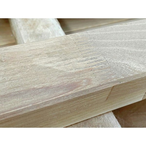 Närbild på hyvlad och fasad regel i robinia med synlig fingerskarv och limmade lameller på sidan