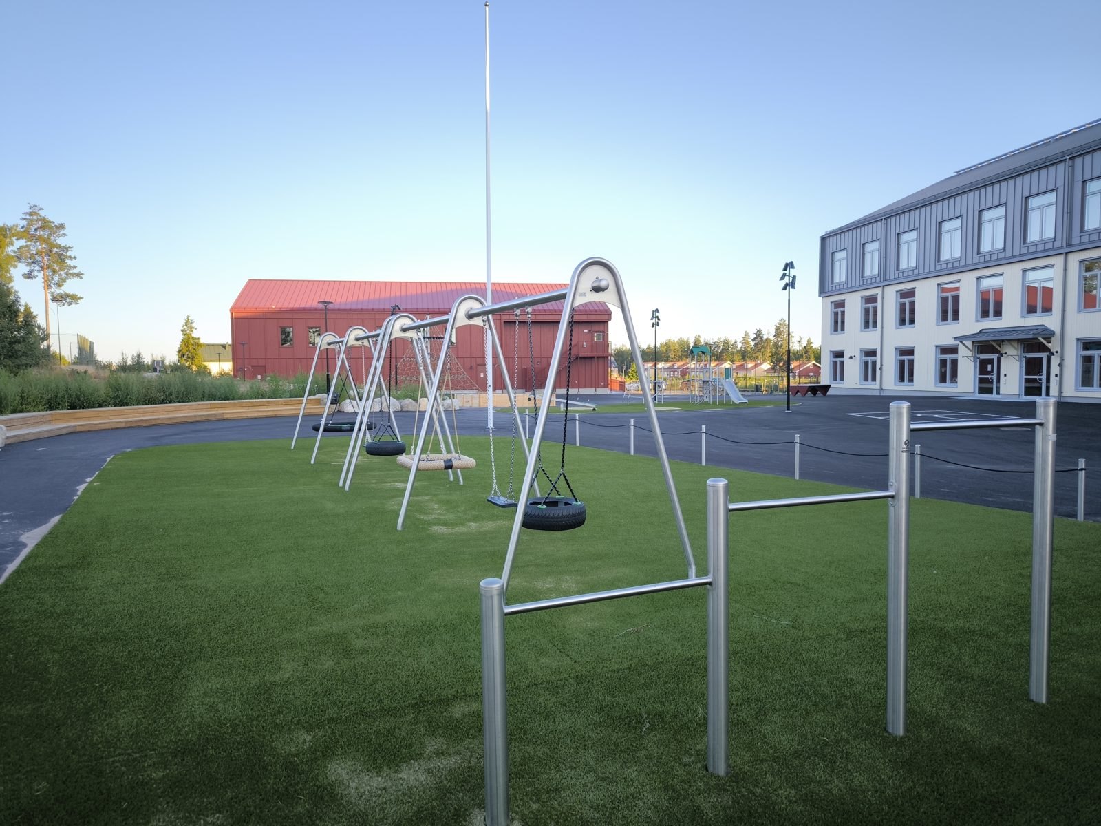 Gungställningar i rostfritt stål vid en skola