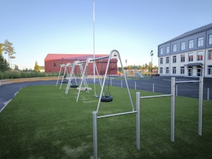 Gungställningar i rostfritt stål vid en skola
