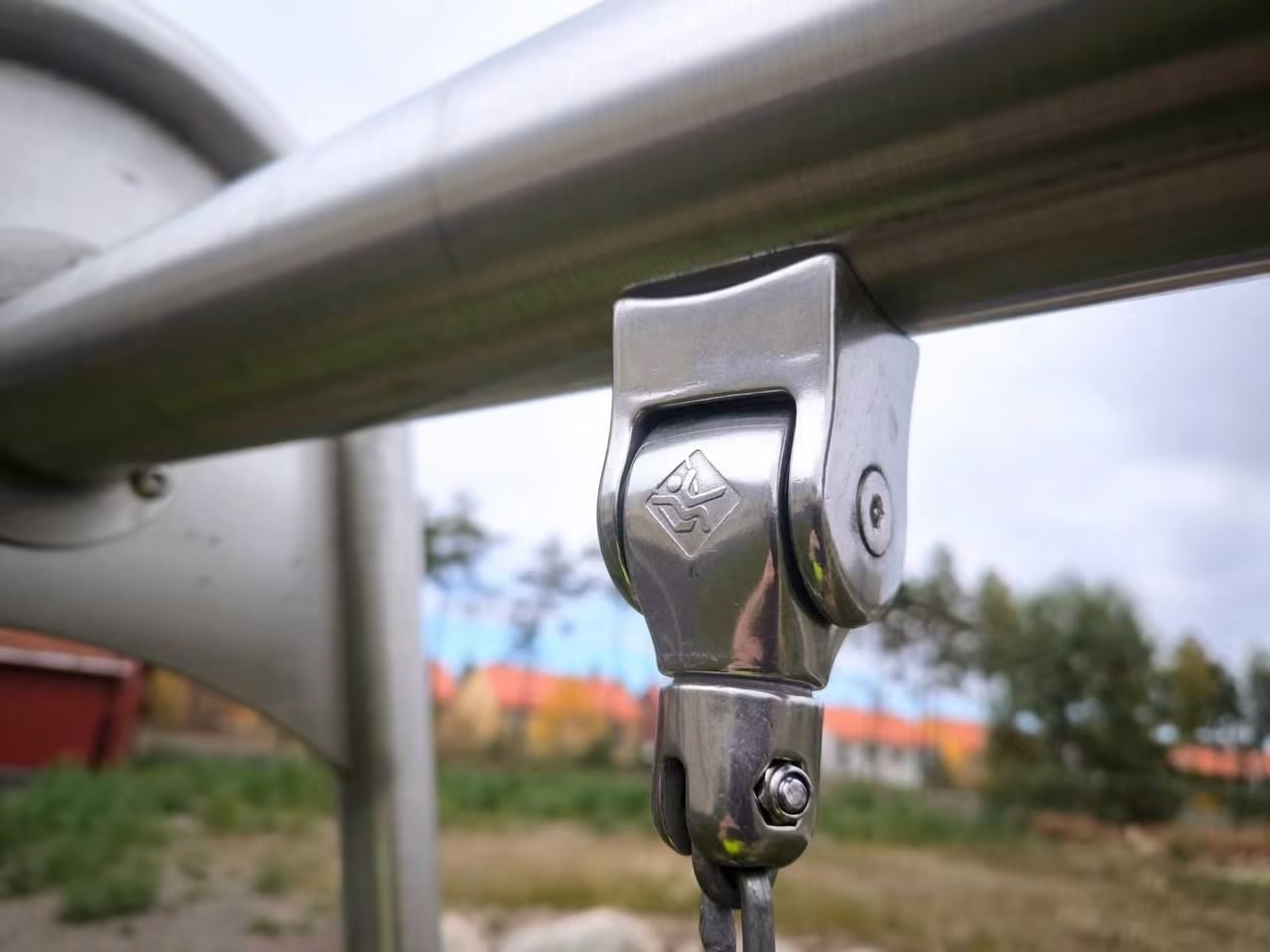 Gungbeslag i rostfritt stål på överliggare