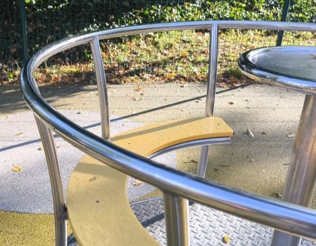 Karusell med räcke och bordsstativ i rostfritt stål