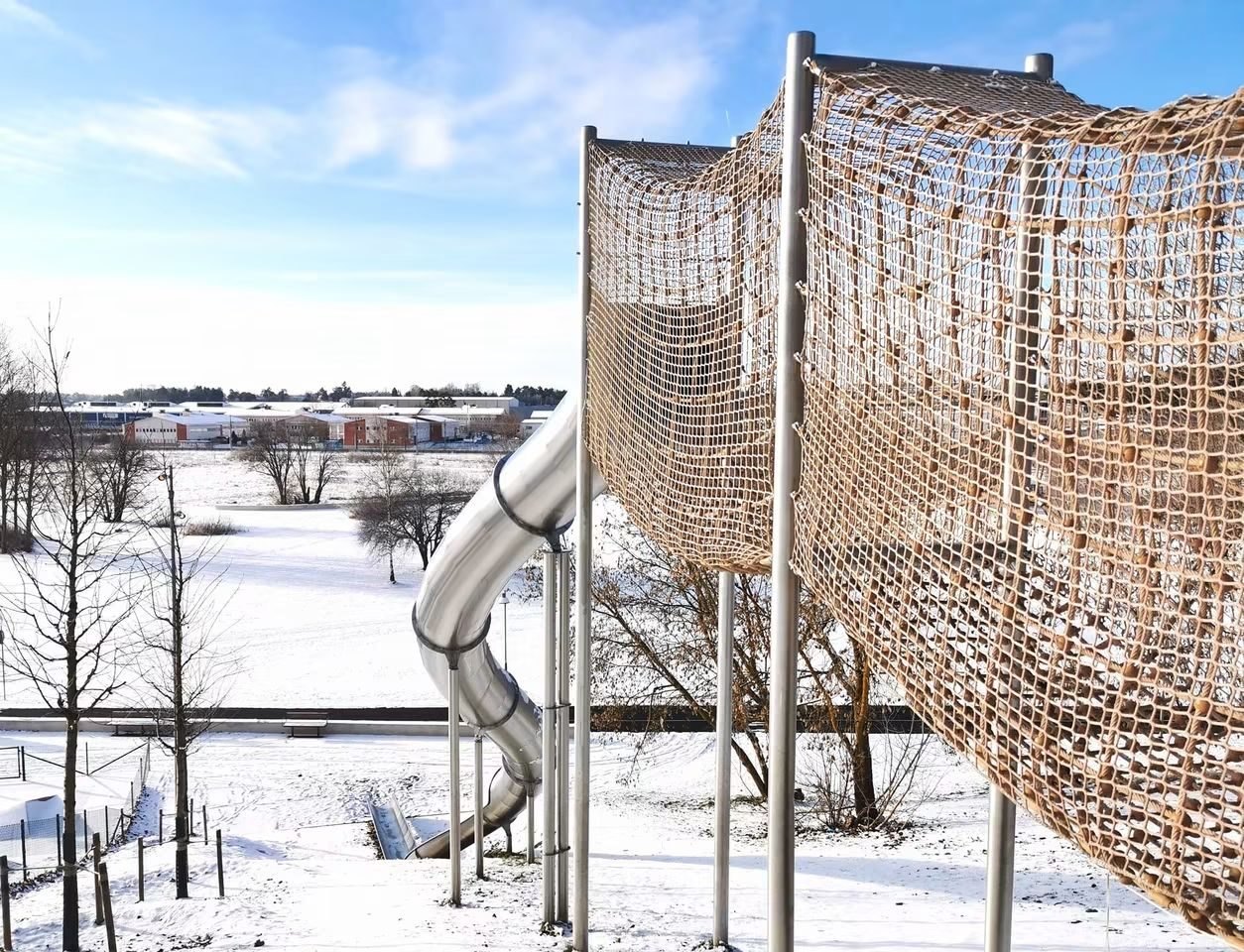 Rutschkana och klätternät i rostfritt stål i snö